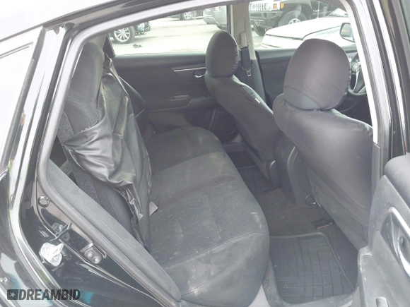 2015 Nissan Altima 2.5 with VIN 1N4AL3AP7FN324010, listed as a IAAI auction lot 41543122 with 137,178 mi miles. Bid and sale history available at carsss.com. Image 8.