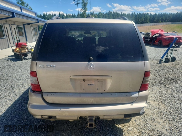 2002 Mercedes-Benz M 320/430/500 z VIN 4JGAB54E82A367724, wystawiony jako Copart lot #57993905 z przebiegiem 171 008 mil mil oraz Szkoda całkowita • Salvage title. Historia ofert i sprzedaży dostępna na DreamBid. Obrazek 6.