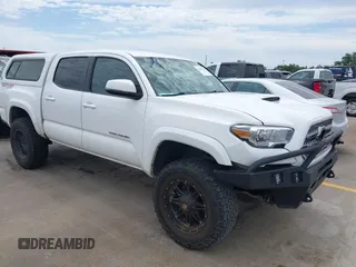 2017 Toyota Tacoma SR5 z VIN 5TFCZ5ANXHX065886, wystawiony jako IAAI lot #42308228 z przebiegiem 294 931 mil mil oraz . Historia ofert i sprzedaży dostępna na DreamBid. Obrazek 1.