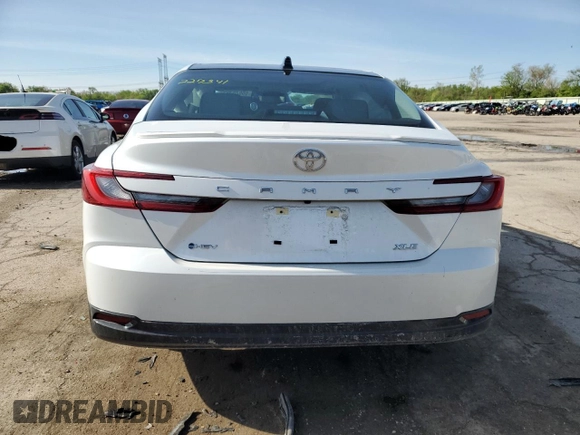 2025 Toyota Camry LE z VIN 4T1DAACK3SU570793, wystawiony jako Copart lot #55525395 z przebiegiem Nie podano mil oraz Szkoda całkowita • Salvage title. Historia ofert i sprzedaży dostępna na DreamBid. Obrazek 6.