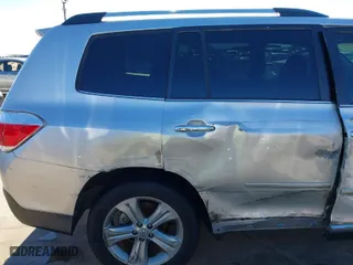 2011 Toyota Highlander Limited with VIN 5TDYK3EH0BS035151, listed as a IAAI auction lot 41281405 with 104,582 mi miles. Bid and sale history available at carsss.com. Image 18.