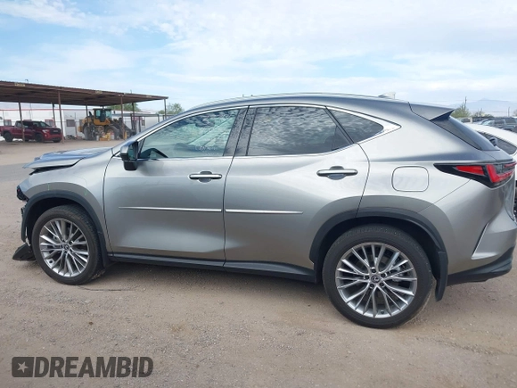 2024 Lexus NX 350 Luxury z VIN 2T2HGCEZ3RC032785, wystawiony jako IAAI lot #42230799 z przebiegiem 5 992 mil mil oraz . Historia ofert i sprzedaży dostępna na DreamBid. Obrazek 15.