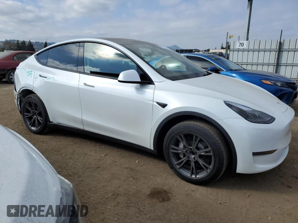 2025 Tesla Model Y Long Range with VIN 7SAYGDED6SF271931, listed as a Copart auction lot 43376015 with 261 mi miles and Salvage Title. Bid and sale history available at DreamBid. Image 4.