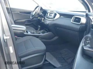 2017 Kia Sorento LX z VIN 5XYPG4A36HG259429, wystawiony jako IAAI lot #41948637 z przebiegiem 150 151 mil mil oraz . Historia ofert i sprzedaży dostępna na DreamBid. Obrazek 5.