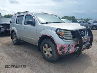 2005 Nissan Pathfinder SE z VIN 5N1AR18W45C779915, wystawiony jako IAAI lot #42522452 z przebiegiem 260 904 mil mil oraz . Historia ofert i sprzedaży dostępna na DreamBid. Obrazek 1.