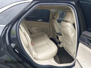 2015 Lincoln MKZ z VIN 3LN6L2G90FR621891, wystawiony jako IAAI lot #41968088 z przebiegiem 128 988 mil mil oraz . Historia ofert i sprzedaży dostępna na DreamBid. Obrazek 8.