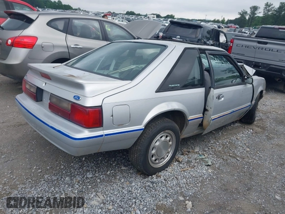 1993 Ford Mustang z VIN 1FACP41M1PF132473, wystawiony jako IAAI lot #42266009 z przebiegiem 53 777 mil mil oraz . Historia ofert i sprzedaży dostępna na DreamBid. Obrazek 4.