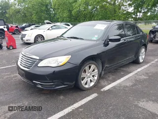 2012 Chrysler 200 Touring z VIN 1C3CCBBB0CN267715, wystawiony jako IAAI lot #42521231 z przebiegiem 137 950 mil mil oraz . Historia ofert i sprzedaży dostępna na DreamBid. Obrazek 2.