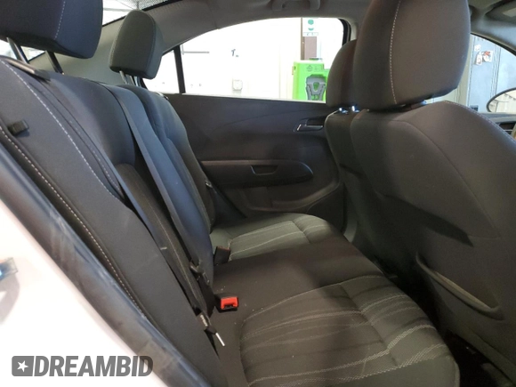 2018 Chevrolet Sonic LT z VIN 1G1JD5SH3J4107121, wystawiony jako Copart lot #46814415 z przebiegiem 96 136 mil mil oraz Szkoda całkowita • Salvage title. Historia ofert i sprzedaży dostępna na DreamBid. Obrazek 10.