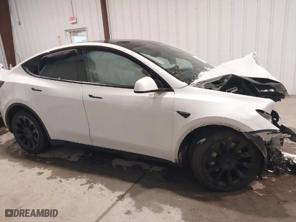 2021 Tesla Model Y Long Range with VIN 5YJYGDEE5MF266034, listed as a IAAI auction lot 41297819 with NaN miles. Bid and sale history available at carsss.com. Image 14.
