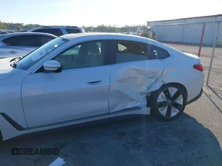 2024 BMW i4 eDrive35 z VIN WBY43AW04RFT05287, wystawiony jako IAAI lot #41427545 z przebiegiem 6 347 mil mil oraz . Historia ofert i sprzedaży dostępna na DreamBid. Obrazek 6.
