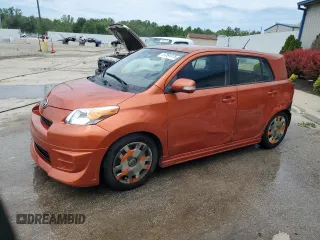 2008 Scion xD z VIN JTKKU104X8J030689, wystawiony jako Copart lot #57391375 z przebiegiem 173 949 mil mil oraz Nie do naprawy • Non repairable. Historia ofert i sprzedaży dostępna na DreamBid. Obrazek 1.
