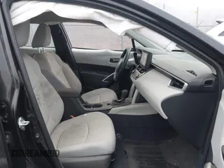 2024 Toyota Corolla Cross L z VIN 7MUAAAAG6RV088975, wystawiony jako IAAI lot #40961188 z przebiegiem 4 204 mil mil oraz . Historia ofert i sprzedaży dostępna na DreamBid. Obrazek 5.