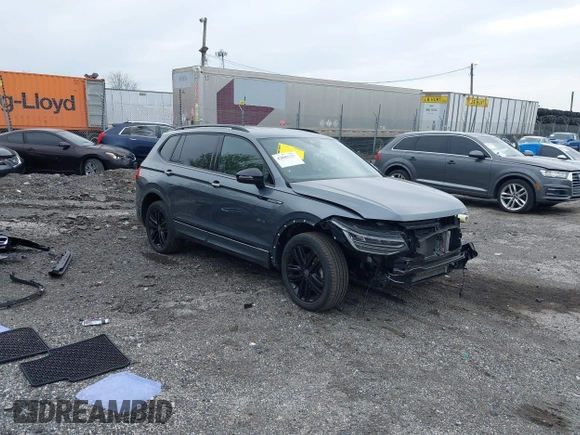 2022 Volkswagen Tiguan SE R-Line Black z VIN 3VVCB7AX9NM014741, wystawiony jako IAAI lot #42043123 z przebiegiem 71 777 mil mil oraz . Historia ofert i sprzedaży dostępna na DreamBid. Obrazek 1.