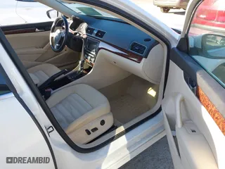 2012 Volkswagen Passat SEL with VIN 1VWCP7A35CC090109, listed as a IAAI auction lot 41640028 with 115,934 mi miles. Bid and sale history available at carsss.com. Image 5.