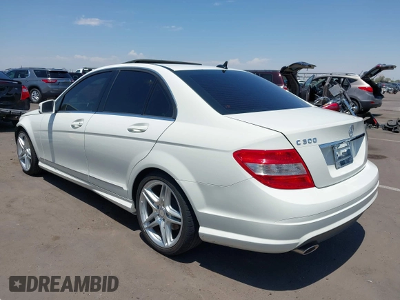 2011 Mercedes-Benz C 300 Sport z VIN WDDGF5EB3BR168224, wystawiony jako IAAI lot #42629358 z przebiegiem 134 692 mil mil oraz . Historia ofert i sprzedaży dostępna na DreamBid. Obrazek 3.