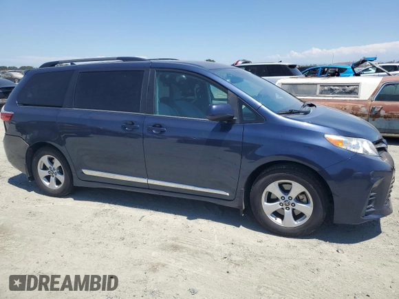2018 Toyota Sienna LE Auto Access Seat z VIN 5TDKZ3DC5JS940670, wystawiony jako Copart lot #63253685 z przebiegiem 92 604 mil mil oraz Szkoda całkowita • Salvage title. Historia ofert i sprzedaży dostępna na DreamBid. Obrazek 4.