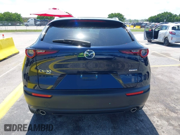 2024 Mazda CX-30 S Select Sport z VIN 3MVDMBBM0RM697731, wystawiony jako IAAI lot #42329490 z przebiegiem 17 675 mil mil oraz . Historia ofert i sprzedaży dostępna na DreamBid. Obrazek 16.