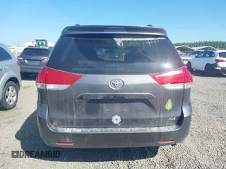 2011 Toyota Sienna XLE AAS z VIN 5TDYK3DC9BS133603, wystawiony jako IAAI lot #42218111 z przebiegiem 227 329 mil mil oraz . Historia ofert i sprzedaży dostępna na DreamBid. Obrazek 16.