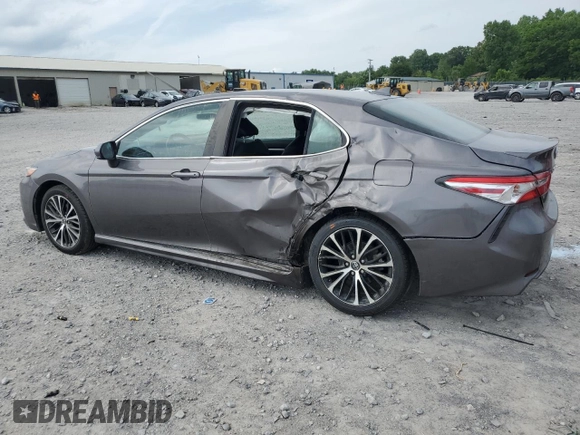 2020 Toyota Camry SE z VIN 4T1G11AK8LU927869, wystawiony jako Copart lot #57242235 z przebiegiem 85 487 mil mil oraz Szkoda całkowita • Salvage title. Historia ofert i sprzedaży dostępna na DreamBid. Obrazek 2.