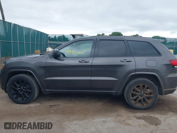 2018 Jeep Grand Cherokee Altitude z VIN 1C4RJFAGXJC190814, wystawiony jako IAAI lot #42660901 z przebiegiem 127 632 mil mil oraz . Historia ofert i sprzedaży dostępna na DreamBid. Obrazek 14.