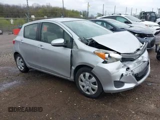 2013 Toyota Yaris L z VIN JTDKTUD30DD554746, wystawiony jako IAAI lot #42131472 z przebiegiem 109 944 mil mil oraz . Historia ofert i sprzedaży dostępna na DreamBid. Obrazek 1.