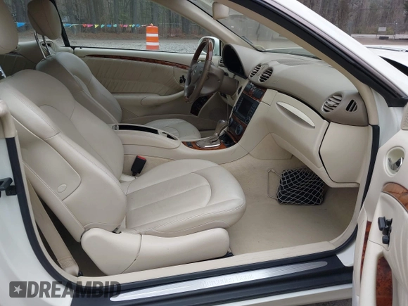 2009 Mercedes-Benz CLK 350 z VIN WDBTK56F59T110276, wystawiony jako IAAI lot #41800341 z przebiegiem 157 883 mil mil oraz . Historia ofert i sprzedaży dostępna na DreamBid. Obrazek 5.