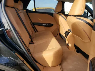 2023 Lexus RZ 450e Premium z VIN JTJAAAAB4PA005937, wystawiony jako Copart lot #39939654 z przebiegiem 6136 mil mil oraz . Historia ofert i sprzedaży dostępna na DreamBid. Obrazek 11.