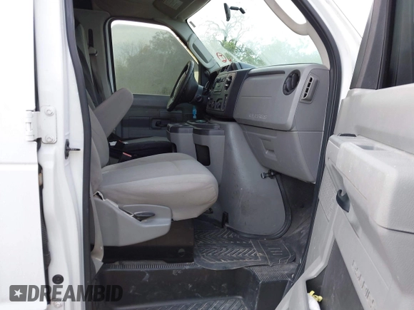 2013 Ford Econoline Cargo Commercial z VIN 1FTNE2EW5DDA45871, wystawiony jako IAAI lot #41422563 z przebiegiem 179 911 mil mil oraz . Historia ofert i sprzedaży dostępna na DreamBid. Obrazek 5.