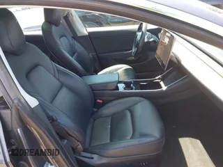 2018 Tesla Model 3 Long Range Battery z VIN 5YJ3E1EB8JF105886, wystawiony jako IAAI lot #42268190 z przebiegiem 80 917 mil mil oraz . Historia ofert i sprzedaży dostępna na DreamBid. Obrazek 5.