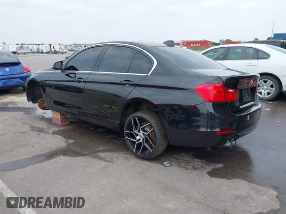 2015 BMW 3 Series 328i xDrive z VIN WBA3B5G56FNS18880, wystawiony jako IAAI lot #42454124 z przebiegiem 63 217 mil mil oraz . Historia ofert i sprzedaży dostępna na DreamBid. Obrazek 3.
