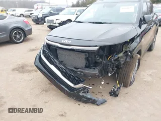 2023 Kia Seltos EX z VIN KNDERCAA9P7468220, wystawiony jako IAAI lot #38660032 z przebiegiem 13 077 mil mil oraz . Historia ofert i sprzedaży dostępna na DreamBid. Obrazek 6.