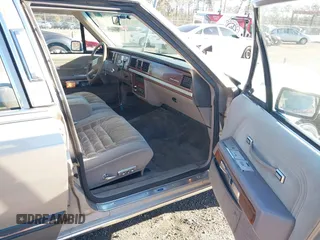 1989 Mercury Grand Marquis z VIN 2MEBM75F1KX629370, wystawiony jako IAAI lot #41718097 z przebiegiem 98 862 mil mil oraz . Historia ofert i sprzedaży dostępna na DreamBid. Obrazek 5.