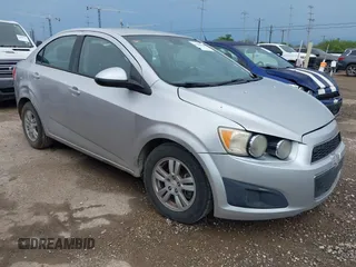 2012 Chevrolet Sonic LS z VIN 1G1JA5SH8C4143236, wystawiony jako IAAI lot #42503336 z przebiegiem 160 741 mil mil oraz . Historia ofert i sprzedaży dostępna na DreamBid. Obrazek 1.