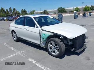 2017 BMW 3 Series 330i z VIN WBA8B9G3XHNU52129, wystawiony jako IAAI lot #42385234 z przebiegiem 62 279 mil mil oraz . Historia ofert i sprzedaży dostępna na DreamBid. Obrazek 1.