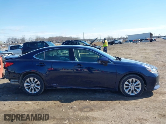 2015 Lexus ES 300h z VIN JTHBW1GG9F2091927, wystawiony jako IAAI lot #41933816 z przebiegiem 122 934 mil mil oraz . Historia ofert i sprzedaży dostępna na DreamBid. Obrazek 14.