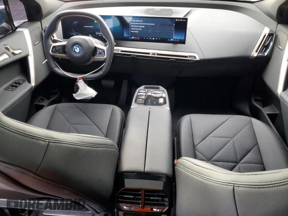 2024 BMW iX xDrive50 z VIN WB523CF02RCS04556, wystawiony jako Copart lot #46817195 z przebiegiem 7 915 mil mil oraz Czysty tytuł • Clean title. Historia ofert i sprzedaży dostępna na DreamBid. Obrazek 8.