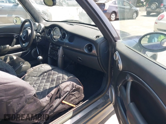 2005 MINI Convertible S с VIN WMWRH33435TF81760, выставлен на аукционе IAAI как лот 41993851 с пробегом 121 430 миль миль и . История ставок и продаж доступна на DreamBid. Изображение 5.