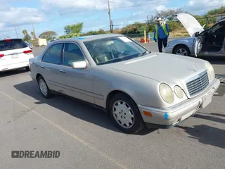 1997 Mercedes-Benz E 320 z VIN WDBJF55F6VA401520, wystawiony jako IAAI lot #42207720 z przebiegiem 165 136 mil mil oraz . Historia ofert i sprzedaży dostępna na DreamBid. Obrazek 1.