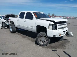 2010 Chevrolet Silverado 1500 LT with VIN 3GCRKSE34AG142638, listed as a IAAI auction lot 41620863 with 330,631 mi miles. Bid and sale history available at carsss.com. Image 1.