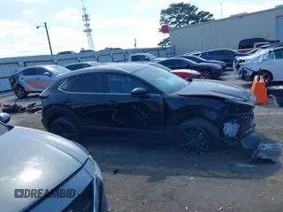 2025 Mazda CX-30 S Select Sport z VIN 3MVDMBBM3SM784464, wystawiony jako IAAI lot #42085045 z przebiegiem 1 953 mil mil oraz . Historia ofert i sprzedaży dostępna na DreamBid. Obrazek 13.