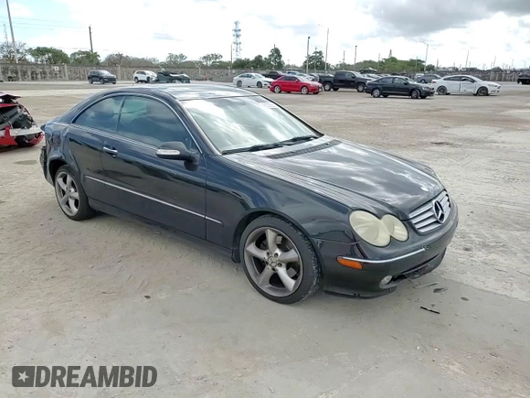 2005 Mercedes-Benz CLK 320 z VIN WDBTJ65J55F157718, wystawiony jako Copart lot #45033595 z przebiegiem 153 639 mil mil oraz Szkody całkowita. Historia ofert i sprzedaży dostępna na DreamBid. Obrazek 10.