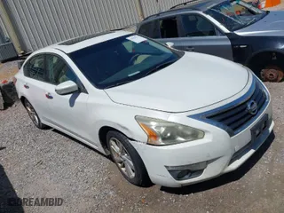 2013 Nissan Altima 2.5 SL with VIN 1N4AL3AP2DN400827, listed as a IAAI auction lot 41982578 with 277,419 mi miles. Bid and sale history available at carsss.com. Image 1.