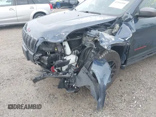 2019 Jeep Cherokee Trailhawk z VIN 1C4PJMBX1KD364100, wystawiony jako IAAI lot #42264518 z przebiegiem 117 020 mil mil oraz . Historia ofert i sprzedaży dostępna na DreamBid. Obrazek 6.
