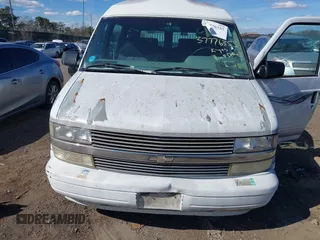 1995 Chevrolet Astro Cargo Van with VIN 1GBDM19W7SB261642, listed as a IAAI auction lot 38993802 with 137,524 mi miles. Bid and sale history available at carsss.com. Image 6.