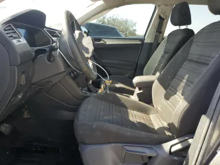2024 Volkswagen Tiguan S z VIN 3VVRB7AX8RM069620, wystawiony jako Copart lot #56954215 z przebiegiem 22 079 mil mil oraz Szkoda całkowita • Salvage title. Historia ofert i sprzedaży dostępna na DreamBid. Obrazek 7.