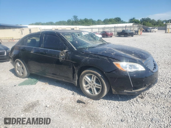 2013 Chrysler 200 LX z VIN 1C3CCBAB4DN586750, wystawiony jako Copart lot #58022225 z przebiegiem 165 631 mil mil oraz Szkoda całkowita • Salvage title. Historia ofert i sprzedaży dostępna na DreamBid. Obrazek 4.