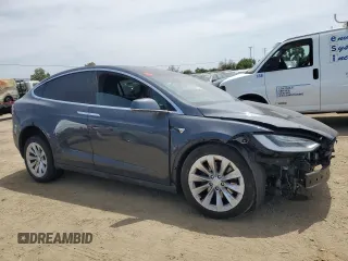 2017 Tesla Model X 90D z VIN 5YJXCDE21HF056145, wystawiony jako Copart lot #55128995 z przebiegiem 86 314 mil mil oraz Szkody całkowita. Historia ofert i sprzedaży dostępna na DreamBid. Obrazek 4.