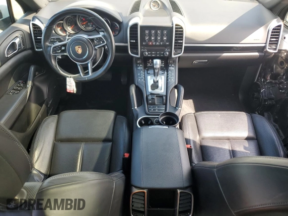 2017 Porsche Cayenne z VIN WP1AA2A23HKA80342, wystawiony jako Copart lot #60908035 z przebiegiem 61 583 mil mil oraz Szkoda całkowita • Salvage title. Historia ofert i sprzedaży dostępna na DreamBid. Obrazek 8.