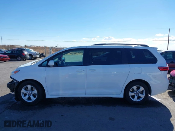 2018 Toyota Sienna LE Auto Access Seat with VIN 5TDKZ3DC9JS962977, listed as a IAAI auction lot 41312680 with 107,538 mi miles. Bid and sale history available at carsss.com. Image 15.